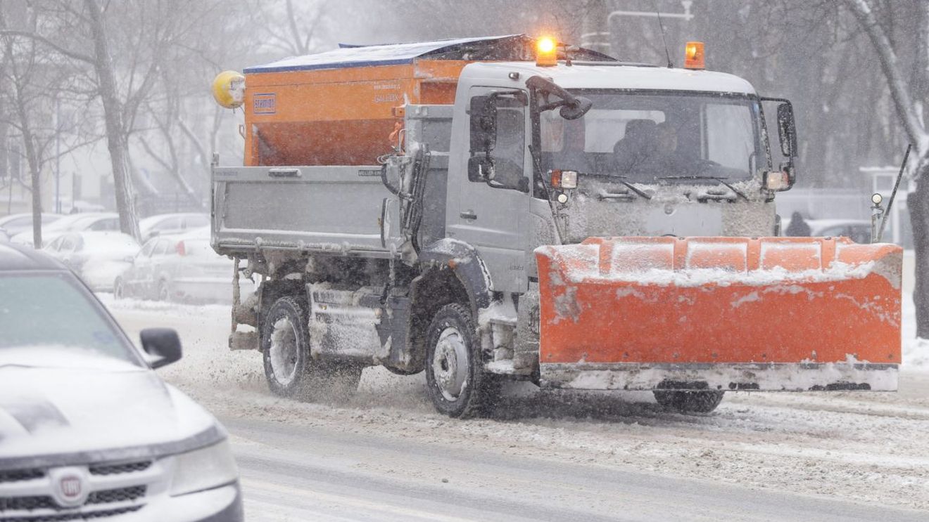 În Capitală sunt pregătite să acţioneze 379 de utilaje de deszăpezire, peste 1.500 de operatori şi peste 19.000 de tone de stocuri antiderapante, în contextul prognozei meteorologice