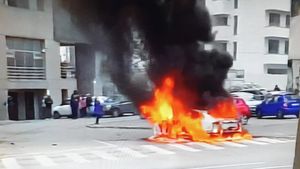 O mașină a ars în zona Unirii din Capitală