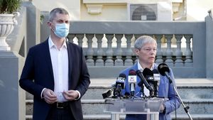 Dacian Cioloș, întrebat dacă poate conduce partidul fără majoritate în Biroul Național: ”O majoritate în ce sens? Eu nu lucrez cu un partid separat. Majoritățile se construiesc”/ Dan Barna: ”Mergem mai departe împreună”