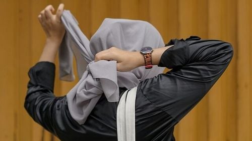 Guvernul iranian a decis să nu mai sancţioneze femeile care nu poartă vălul islamic