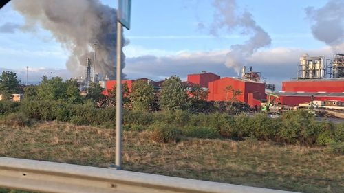 Agenţia Naţională pentru Mediu şi Arii Protejate continuă să monitorizeze platforma de prelucrare a lemnului Kronospan din Sebeş, unde s-au înregistrat două explozii şi un incendiu violent, patru persoane fiind rănite / Măsurători şi la 24 de ore de la incident