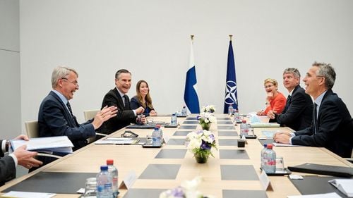 Președintele Finlandei spune că aderarea la NATO ar fi benefică, dar ar "crește tensiunile cu Rusia"