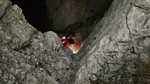 Acţiune extrem de dificilă pentru salvarea a trei persoane care s-au desprins de un grup în Piatra Craiului / 12 ore şi câteva manevre riscante pentru recuperarea turiştilor