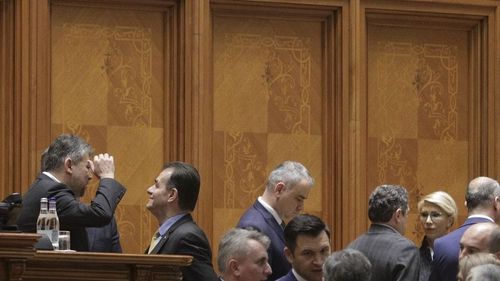 Social-democrații vor să demită guvernul, printre altele, pentru că Iohannis a apărut într-o poză fără mască la Consiliul European și pentru că Orban a fumat în biroul de la Palatul Victoria