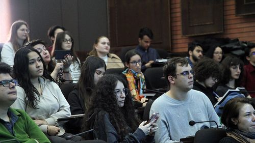 SONDAJ România, pe primul loc în UE la intenția de vot la europarlamentare în rândul tinerilor / Pe următoarele locuri: Portugalia și Belgia / România, campioană și la implicare civică