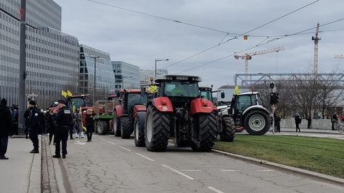 VIDEO&FOTO Protest cu tractoare al agricultorilor în fața sediului Parlamentului European de la Strasbourg