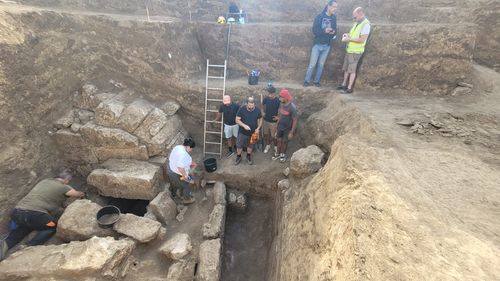 Podoabe de aur, sticlă şi bronz, două sarcofage cu elemente sculptate şi pictate din calcar şi marmură, descoperite în situl „Necropola tumulară a oraşului antic Callatis”