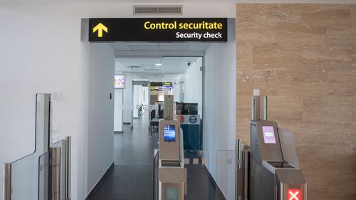 Reguli noi pentru lichidele transportate în bagajele de mână, la aeroporturile Otopeni și Băneasa. Sunt permise recipiente de până la doi litri