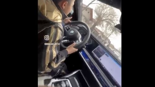 Copil filmat în timp ce conducea o maşină pe un drum public din judeţul Dâmboviţa, ascultând manele. Autoturismul intră chiar într-o depăşire / Poliţiştii au demarat o anchetă
