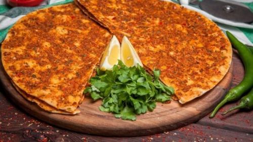 Lahmacun, un fel de pizza turcească, din aluat rapid, fără dospire. Cu carne tocată și multe condimente deasupra, o idee de mic dejun de weekend