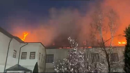 Incendiu puternic la Mănăstirea Bistrița din Vâlcea / Intervin 10 autospeciale pentru a salva chiliile / Risc de propapagare la întreaga construcție