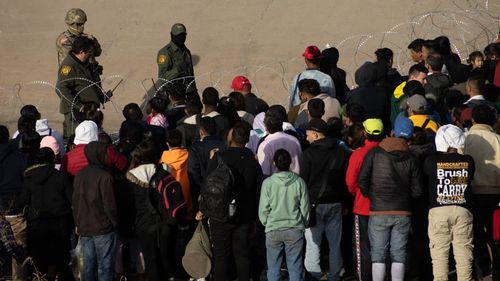 Un prim grup de migranţi ilegali care au acceptat să primească câte 1.000 de dolari pentru a se "autoexpulza" a părăsit SUA