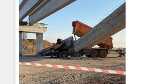 O grindă de beton a căzut peste un camion, pe Drumul expres Craiova-Pitești / Șoferul camionului a scăpat nevătămat