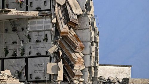 Un cimitir din Napoli se prăbușește pentru a doua oară / Zeci de sicrie au rămas suspendate sau au căzut în urma căderii unui zid