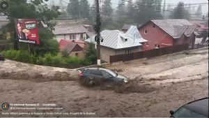 LIVE UPDATE | Viitură puternică în Bușteni: aproximativ 30 de autoturisme au fost surprinse de torentul format pe DN1, apele încep să se retragă după decolmatarea pârâului Jepilor, pompierii intervin la 22 de gospodării / O femeie a fost salvată din torent, mai multe persoane au fost evacuate din mașini – VIDEO cu un autoturism luat de viitură