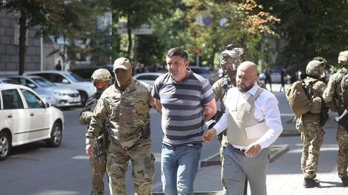 VIDEO Ucraina: Un bărbat a amenințat cu detonarea unei grenade în clădirea guvernului de la Kiev