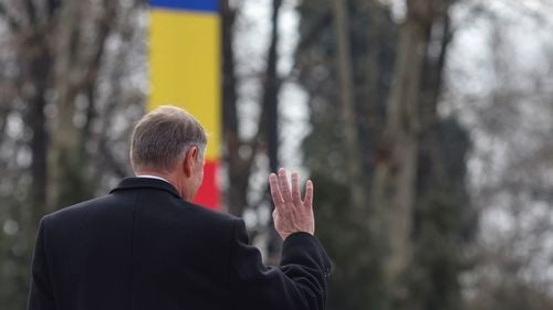 VIDEO Klaus Iohannis a plecat de la Cotroceni, fără antemergător cu girofar / Ilie Bolojan a preluat interimatul / Ceremonie scurtă cu Gardă de onoare, la care au asistat angajații Președinției