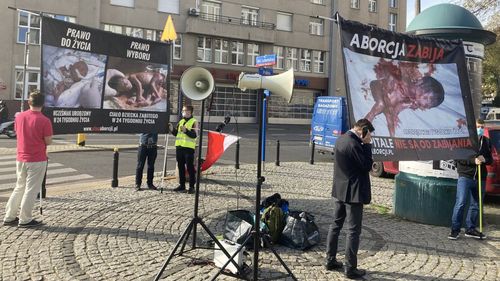 Polonia: Avorturile sunt interzise aproape total de o decizie radicală a Tribunalului Constituțional, proteste în Varșovia