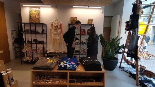 VIDEO&FOTO S-a deschis magazinul oficial de suveniruri al Timișoarei / Cum arată și ce poți să cumperi dacă ajungi în orașul de pe Bega