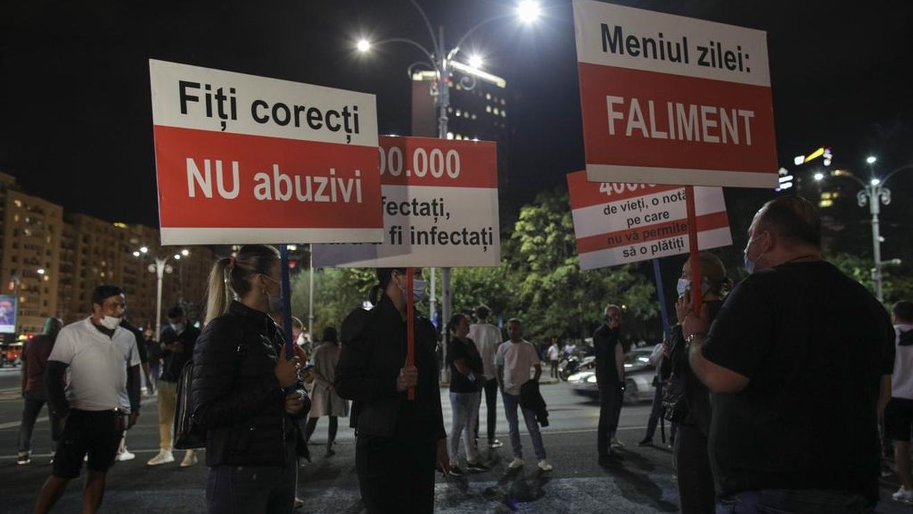 VIDEO Circa 500 de persoane protestează în Piața Victoriei. Participanții nu sunt doar din domeniul Horeca