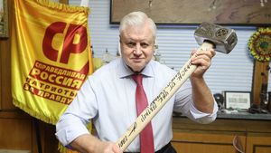 FOTO Un politician rus de rang înalt pozează cu barosul trimis de Prigojin ca omagiu pentru trupele Wagner / Arma a devenit simbolul răzbunării, după ce un presupus dezertor Wagner a fost executat cu un baros similar