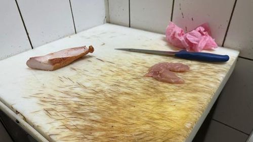 Opt restaurante și hoteluri din Târgoviște au fost închise de Protecția Consumatorului din cauza mizeriei și a produselor expirate/ Amenzi de 86.000 de lei date de ANPC
