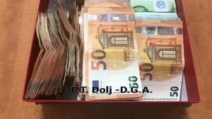 Un medic, un ambulanțier și un intermediar, prinși în flagrant în timp ce luau mită pentru eliberarea unui certificat fals de vaccinare / Cei trei au fost reținuți / Rețeaua funcționa din vară