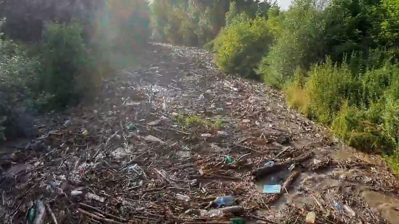 VIDEO Viitură surprinsă în localitatea Stremț din județul Alba. Apa a adus crengi, dar și o mulțime de gunoaie