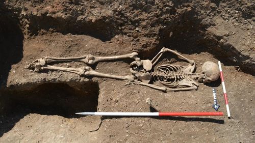 O fetiță din perioada medievală, îngropată cu fața în jos și cu gleznele legate. Arhelogi: Au făcut-o  pentru a împiedica "întoarcerea" din mormânt?