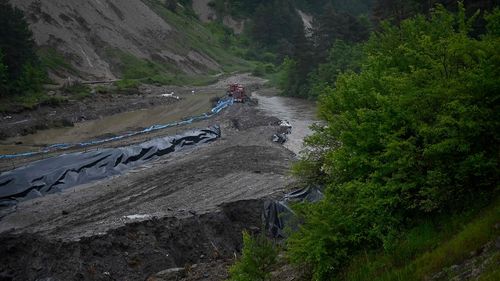 Şeful DSU afirmă că se fac demersuri pentru punerea în siguranţă şi devierea pârâului Corund în regim permanent. În primă fază, va fi o lucrare temporară/ Se caută locaţii care permit crearea unui lac artificial sărat pentru evacuarea apei din Salina Praid