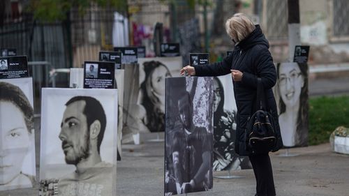6 ani de la tragedia de la Colectiv. Slujbă de pomenire pentru victime la biserica "Sfântul Nicolae" - Broşteni şi în faţa fostului club