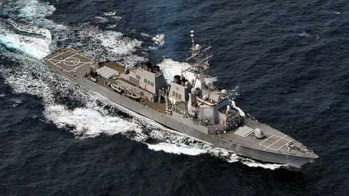 Distrugătorul de rachete ghidate USS Ross a ajuns în portul Constanța/ O navă rusă a început să escorteze distrugătorul