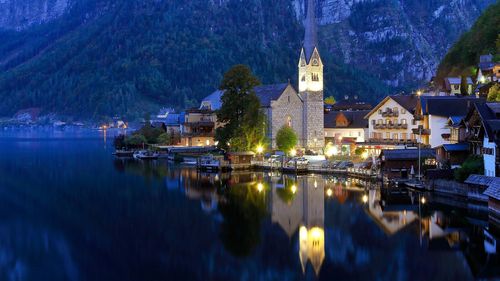 Orășelul austriac Hallstatt, celebru pentru că seamănă cu cel din filmul de animație Frozen, a instalat o barieră ca protest față de turismul de masă/ Hallstatt avea un milion de turiști pe an înainte de pandemie și este din nou popular