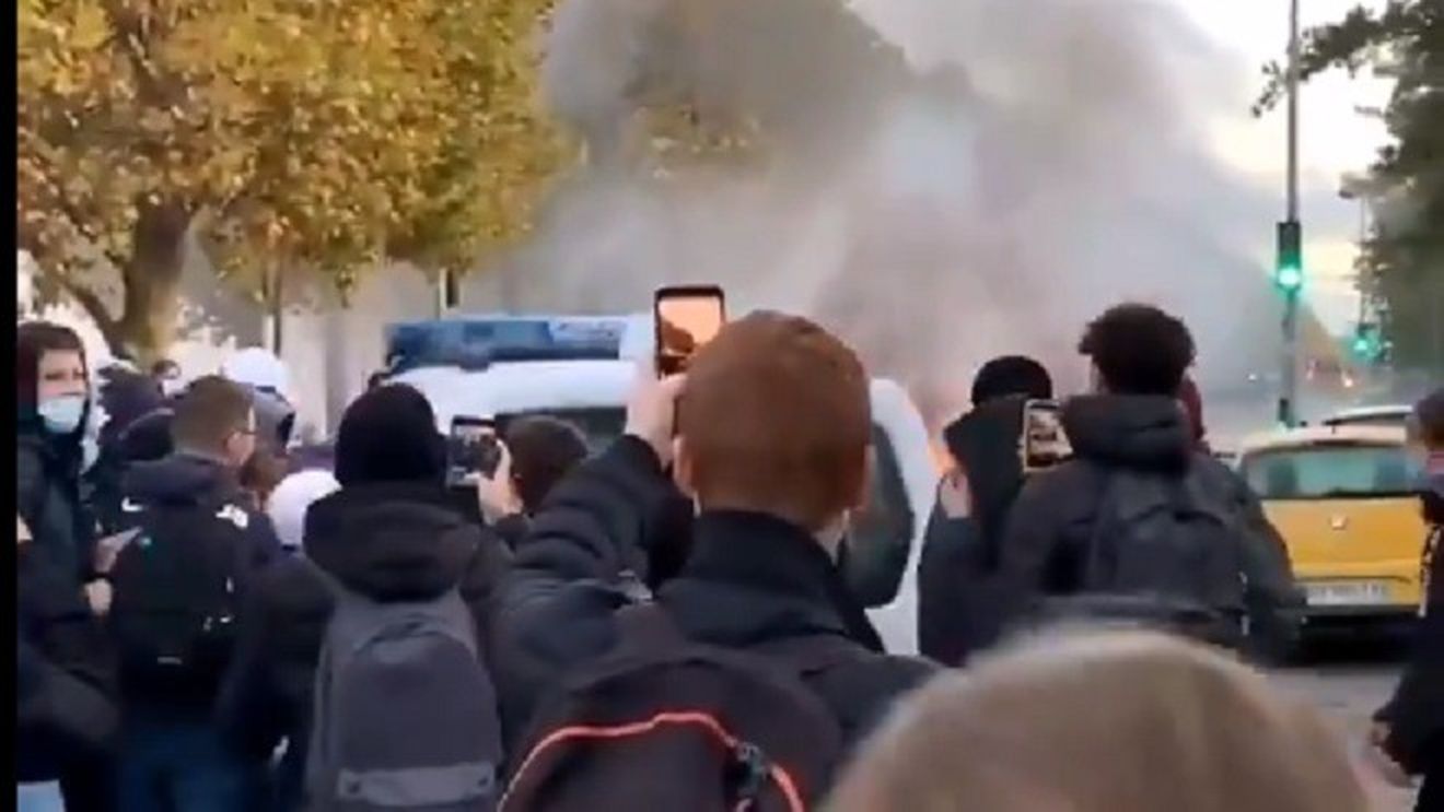 VIDEO Franţa: Ciocniri între elevi de liceu şi poliţie, în apropiere de Paris. Tinerii protestează împotriva menținerii școlilor deschise