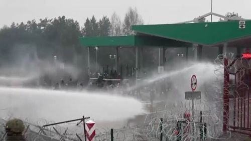 VIDEO Polițist polonez, grav rănit în urma asaltului migranților asupra punctului de frontieră Kuznica / Rusia susține că este „absolut inacceptabil” că Polonia a recurs la forță