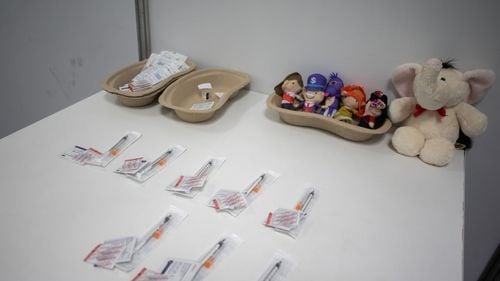 Un medic şi alţi trei angajaţi de la un cabinet, reţinuţi pentru că ar fi vaccinat fictiv 82 de persoane / Faptele s-au produs în perioada iunie – octombrie 2021