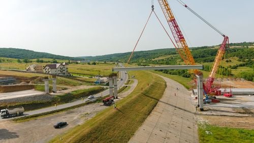 Se suspendă traficul pe DN76 Oradea-Deva, lângă Băile Felix / Cea mai mare macara din România montează grinzile la viaduct - VIDEO