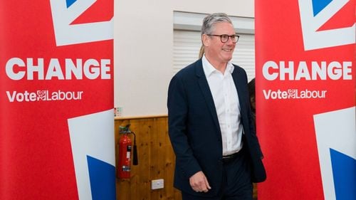 Keir Starmer efectuează prima sa vizită în străinătate în calitate de premier la Washington