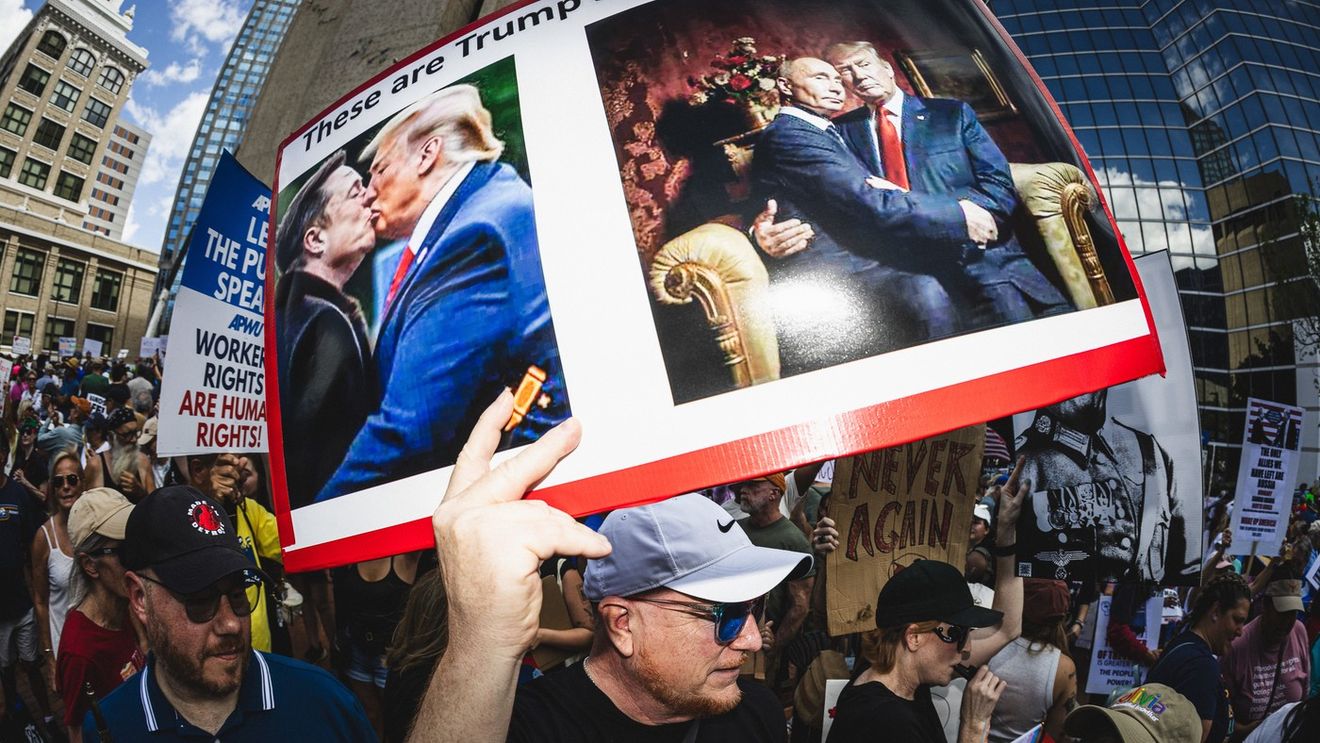„Jos mâinile!”: Proteste masive în SUA împotriva președintelui Donald Trump și a lui Elon Musk / Oamenii cer "încetarea preluării puterii de către miliardari și a corupției galopante a administrației Trump"