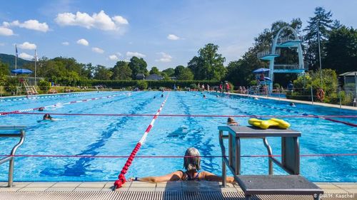 Un val de încăierări în masă a avut loc în piscinele în aer liber din Germania