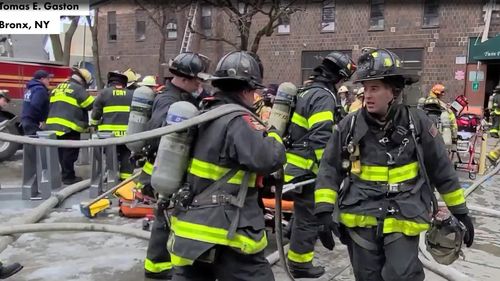 VIDEO Incendiu într-un bloc din New York: 63 de persoane sunt rănite, din care 31 se află în stare gravă/ 200 de pompieri intervin, cauza este necunoscută