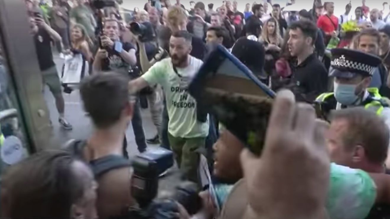 Londra: Mai mulți polițiști au fost răniți în altercațiile cu manifestanții anti-vaccin