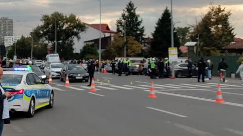 VIDEO: O femeie şi un copil în cărucior, loviţi pe șoseaua Berceni din Capitală de un autoturism condus de un tânăr / Femeia a murit / Copilul a fost transportat la spital/ UPDATE Șoferul de 20 de ani a fost arestat preventiv