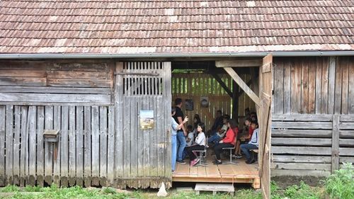 Cinematograful din șură, proiecție specială de film documentar  pentru copiii din comuna Roșia, județul Sibiu