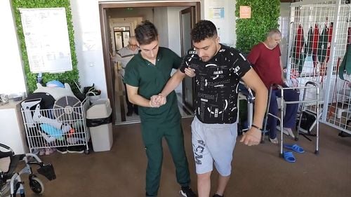 Cum a învățat să meargă din nou un tânăr paralizat în urma unui accident rutier grav