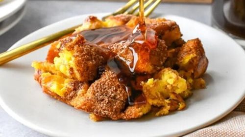 Budincă de french toast la cuptor, un mic dejun pentru mesele împreună cu familia și prietenii/ Preparat cu sirop de arțar și fructe proaspete