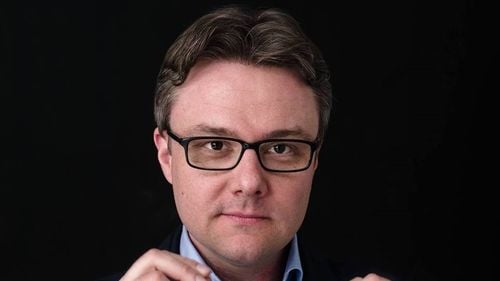 Butoanele din lift și parcurile dintre blocuri – zone cu mare potențial de încărcare virală. Vlad Mixich: Imaginea mămicii care dezinfectează totul, motiv de bancuri până acum, este astăzi o recomandare