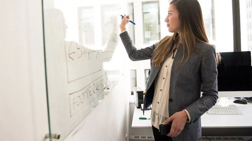 Elevii de 13 ani care au hărţuit sexual o profesoară au nota scăzută la purtare și au primit mustrare scrisă / Doi elevi au simulat exercitarea unor acte de natură sexuală asupra unui cadru didactic, scena a fost filmată și postată online