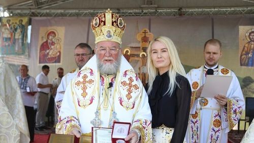 Fostul primar fugar din Baia Mare a fost decorat de Episcopia Maramureșului / Cătălin Cherecheș a fost condamnat definitiv la 5 ani cu executare pentru că a luat șpagă / Medalia i-a fost înmânată soției, condamnată și ea, dar cu suspendare