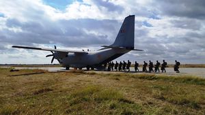 Militari moldoveni se antrenează la Buzău cu parașutiști români într-un exercițiu comun